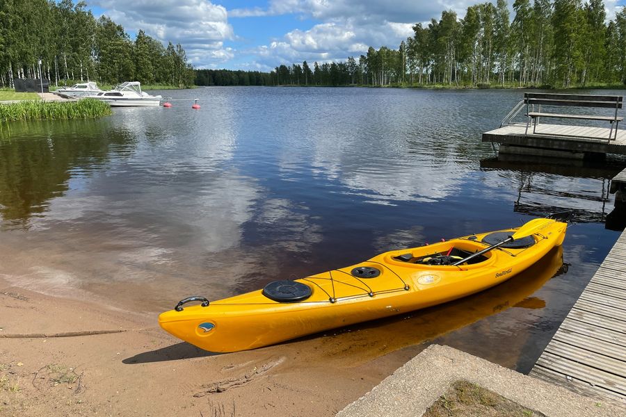 Keltainen kajakki rannassa